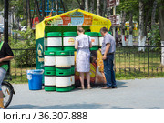 Продажа напитков в городе Корсакове. Сахалинская область. Россия (2021 год). Редакционное фото, фотограф Владимир Макеев / Фотобанк Лори