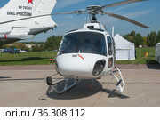 Российский вертолет Eurocopter AS350 B3 с номером RA-07222 Центра эксплуатации объектов космической инфраструктуры на Международном авиасалоне МАКС-2019 в Жуковском, Россия, вид слева-спереди. Редакционное фото, фотограф Малышев Андрей / Фотобанк Лори