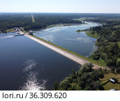 Московская область, Можайское водохранилище, плотина в устье реки Колочь (2021 год). Редакционное фото, фотограф glokaya_kuzdra / Фотобанк Лори