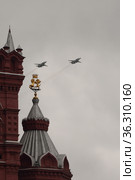 Модернизированные фронтовые бомбардировщики с крылом изменяемой стреловидности Су-24М в небе над Красной площадью Москвы во время воздушного парада Победы (2021 год). Редакционное фото, фотограф Free Wind / Фотобанк Лори