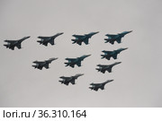 Тактическое крыло в составе группы истребителей СУ-34, СУ-30СМ и СУ-35 в небе над Красной площадью Москвы во время воздушного парада Победы (2021 год). Редакционное фото, фотограф Free Wind / Фотобанк Лори