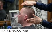 Men's haircut in Barbershop. Close-up of master finishing the hair styling. Стоковое видео, видеограф Сергей Старуш / Фотобанк Лори