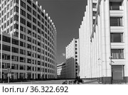 Современное офисное здание с дугообразным фасадом. Озерковская набережная, Замоскворечье, Москва. Солнечный день в июле. Монохромная версия. (2021 год). Редакционное фото, фотограф Сергей Рыбин / Фотобанк Лори