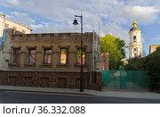 Реконструкция старого одноэтажного кирпичного дома. 3-й Кадашевский переулок, Москва. (2021 год). Стоковое фото, фотограф Сергей Рыбин / Фотобанк Лори
