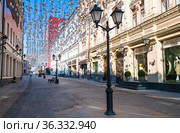 Столешников переулок солнечный утром. Лето. Москва. Россия (2021 год). Редакционное фото, фотограф E. O. / Фотобанк Лори