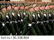 Курсанты военной академии радиационной, химической и биологической защиты имени Маршала Советского Союза С.К.Тимошенко во время парада на Красной площади Москвы в честь Дня Победы (2021 год). Редакционное фото, фотограф Free Wind / Фотобанк Лори