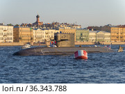 Дизель-электрическая подводная лодка Б-586 «Кронштадт» на фоне Английской набережной солнечным вечером. Празднование Дня ВМФ в Санкт-Петербурге (2021 год). Редакционное фото, фотограф Виктор Карасев / Фотобанк Лори
