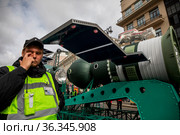 Макет российского многоместного транспортного пилотируемого космического корабля "Союз-19" на Тверской улице в центре города Москвы, Россия (2017 год). Редакционное фото, фотограф Николай Винокуров / Фотобанк Лори