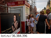 Люди стоят в кассу международного музыкального фестиваля "Спасская башня" на Красной площади в центре города Москвы, Россия (2021 год). Редакционное фото, фотограф Николай Винокуров / Фотобанк Лори