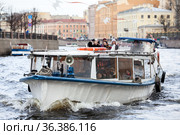 Water excursion at the summer by flat boat on the Fontanka river in city. Trip over drawbridges, canals and sights along the shores of the Neva River. St. Petersburg, Russia (2021 год). Редакционное фото, фотограф Кекяляйнен Андрей / Фотобанк Лори