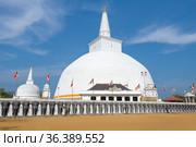 Древняя дагоба Ruwanwelisaya  (161-137 г. до н.э) солнечным днем. Анурадхапура, Шри-Ланка (2020 год). Стоковое фото, фотограф Виктор Карасев / Фотобанк Лори