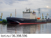 Российский ледокол "Мудьюг" в порту Санкт-Петербурга облачным августовским вечером (2020 год). Редакционное фото, фотограф Виктор Карасев / Фотобанк Лори