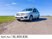 Автомобиль Лада Гранта на дороге солнечным летним днем (2020 год). Редакционное фото, фотограф Евгений Ткачёв / Фотобанк Лори
