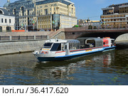 Прогулочный речной теплоход «Москва Ривер» (Столичный 2). Водоотводный канал. Город Москва (2021 год). Редакционное фото, фотограф lana1501 / Фотобанк Лори