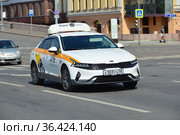 Автомобиль с брендом "Яндекс. Такси". Перекресток Большого и Малого Москворецких мостов, Болотной улицы и Лубочного переулка. Район Якиманка. Город Москва (2021 год). Редакционное фото, фотограф lana1501 / Фотобанк Лори