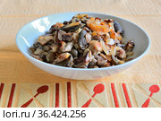 Обжаренные грибы (ассорти) с луком в глубокой белой фаянсовой тарелке на фоне кухонного полотенца. Стоковое фото, фотограф Владимир Литвинов / Фотобанк Лори