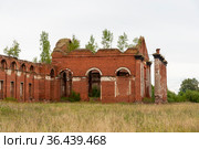 Комплекс аракчеевских казарм в поселке Селищи. Церковь Сошествия Святого Духа.  Новгородская область (2021 год). Стоковое фото, фотограф Александр Щепин / Фотобанк Лори