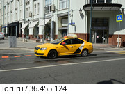 Автомобиль с брендом "Яндекс. Такси". Улица Петровка. Тверской район. Город Москва (2021 год). Редакционное фото, фотограф lana1501 / Фотобанк Лори