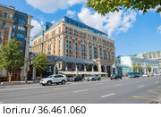 Гостиница «The Ritz-Carlton, Moscow». Тверская улица. Летнее утро. Москва. Россия (2021 год). Редакционное фото, фотограф E. O. / Фотобанк Лори