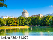 Патриаршие пруды. Солнечный весенний день. Москва. Россия (2021 год). Редакционное фото, фотограф E. O. / Фотобанк Лори