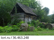 ld abandoned house in the village. Стоковое фото, фотограф Марина Володько / Фотобанк Лори
