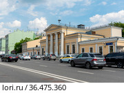 Городская усадьба Шаховских — Красильщиковой. Центр восточной литературы РГБ. Улица Моховая, 6, Москва (2019 год). Редакционное фото, фотограф Александр Щепин / Фотобанк Лори