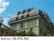 Мансарды доходного доходного дома И. С. Баскакова (1912—1913, арх. О. Г. Пиотрович). Улица Знаменка,13 строение 1. Москва (2019 год). Стоковое фото, фотограф Александр Щепин / Фотобанк Лори