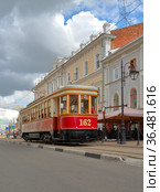 Ретротрамвай на Рождественской улице. Нижний Новгород (2021 год). Редакционное фото, фотограф Ельцов Владимир / Фотобанк Лори