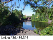 Поселок Гирвас, Карелия, Россия. Плотина и водопад на реке Суна (2021 год). Редакционное фото, фотограф Natalia Sidorova / Фотобанк Лори