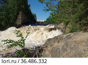Поселок Гирвас, Карелия, Россия. Плотина и водопад на реке Суна (2021 год). Редакционное фото, фотограф Natalia Sidorova / Фотобанк Лори