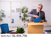 Old male employee in dismissal concept. Стоковое фото, фотограф Elnur / Фотобанк Лори