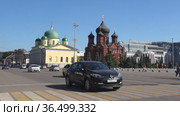 Вид на старинные Преображенский собор и Успенскую церковь на центральной городской площади солнечным июньским днем. Тула (2021 год). Редакционное видео, видеограф Виктор Карасев / Фотобанк Лори