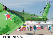 Транспортировка нового российского военного транспортного вертолёта Миль Ми-38Т в цифровом камуфляже на Международном авиасалоне МАКС-2019, Жуковский, Россия, вид на хвост слева. Редакционное фото, фотограф Малышев Андрей / Фотобанк Лори
