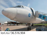 Советский самолет Туполев Ту-155 c номером СССР-85035 летающая лаборатория на базе Ту-154 для исследований двигателей на криогенном топливе на авиасалоне МАКС-2019 в Жуковском, Россия, вид спереди. Редакционное фото, фотограф Малышев Андрей / Фотобанк Лори