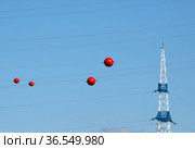 Авиационные заградительные шары на ЛЭП. Стоковое фото, фотограф Щеголева Ольга / Фотобанк Лори