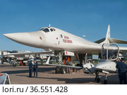 Советский и российский сверхзвуковой бомбардировщик-ракетоносец Туполев Ту-160 Blackjack и учебно-тренировочный самолет Diamond DA42Т на авиасалоне МАКС-2019, Жуковский, Россия, вид спереди. Редакционное фото, фотограф Малышев Андрей / Фотобанк Лори