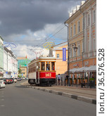 Ретротрамвай на Рождественской улице в Нижнем Новгороде (2021 год). Редакционное фото, фотограф Ельцов Владимир / Фотобанк Лори