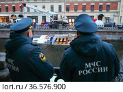 Санкт-Петербург. Сотрудники МЧС осуществляют подъем прогулочного теплохода "Чайка 2", затонувшего у дома 54 по набережной канала Грибоедова (2021 год). Редакционное фото, фотограф Евгений Кашпирев / Фотобанк Лори
