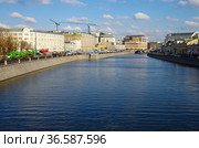 View from Luzhkov Bridge to the Vodootvodny Canal, Moscow (2016 год). Редакционное фото, фотограф Natalia Sidorova / Фотобанк Лори
