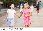 Two girls walking together outdoors. Стоковое фото, фотограф Яков Филимонов / Фотобанк Лори