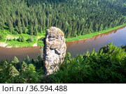 Живописная скала Чёртов Палец и река Усьва. Вид сверху. Массив Усьвинские Столбы. Пермский край. Россия. Стоковое фото, фотограф Сергей Афанасьев / Фотобанк Лори