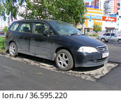 Вокруг припаркованного автомобиля уложили новый слой асфальтового покрытия. Новокосинская улица. Район Новокосино. Город Москва (2012 год). Редакционное фото, фотограф lana1501 / Фотобанк Лори