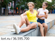Concept of frustration unwillingness to talk. Girl asks forgiveness from girlfriend. Стоковое фото, фотограф Яков Филимонов / Фотобанк Лори