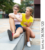 Girl asks girlfriend for forgiveness. Girl is unhappy upset there is no reluctance to talk. Стоковое фото, фотограф Яков Филимонов / Фотобанк Лори