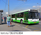 Автобус отъезжает от остановки «Юбилейный проспект». Носовихинское шоссе. Район Новокосино. Город Москва (2012 год). Редакционное фото, фотограф lana1501 / Фотобанк Лори
