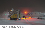 De-icing airplane Flydubai Boeing 737-8 MAX at winter night (2018 год). Редакционное фото, фотограф Данил Руденко / Фотобанк Лори