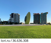 Hotel Leonardo in Ashdod and urban sculpture (2021 год). Редакционное фото, фотограф Irina Opachevsky / Фотобанк Лори