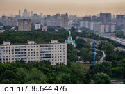 Москва, Можайский район, вид сверху на парк "Дубки" и сквер между улицами Толбухина и Говорова (2021 год). Стоковое фото, фотограф glokaya_kuzdra / Фотобанк Лори