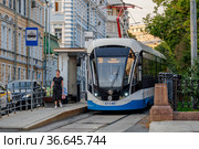 Москва, Яузский бульвар, современный трамвай "Витязь-М" (2021 год). Редакционное фото, фотограф glokaya_kuzdra / Фотобанк Лори