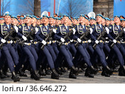 Курсанты Рязанского воздушно-десантного командного училища им. В.Ф. Маргелова (РВВДКУ) во время генеральной репетиции парада на Красной площади Москвы в честь Дня Победы (2021 год). Редакционное фото, фотограф Free Wind / Фотобанк Лори